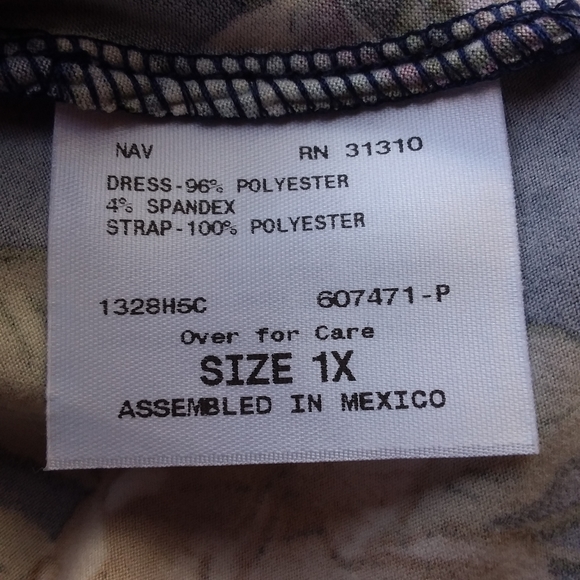 ☆☆SOLD☆☆ Fortune & Ivy Back Detail Knit Dress - Picture 6 of 7